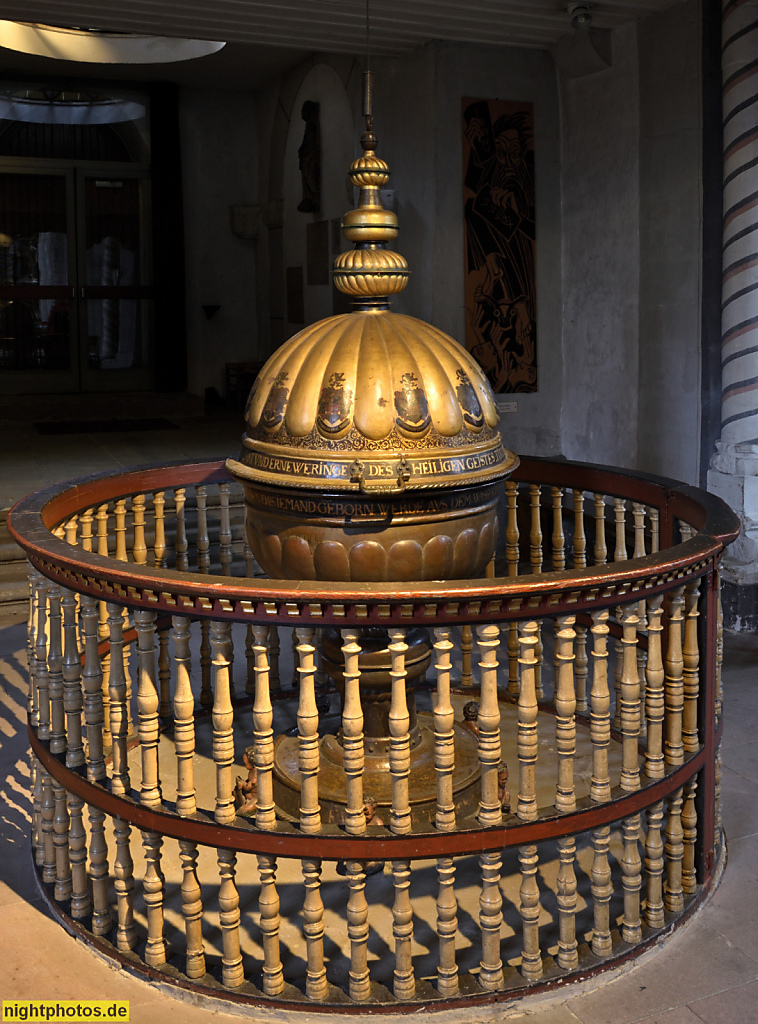 Goslar. Katholische St. Jakobi Kirche erbaut im 11. Jahrhundert als frühromanische Pfeilerbasilika. Umbau zur Hallenkirche 1506-1512. Taufbecken von 1592