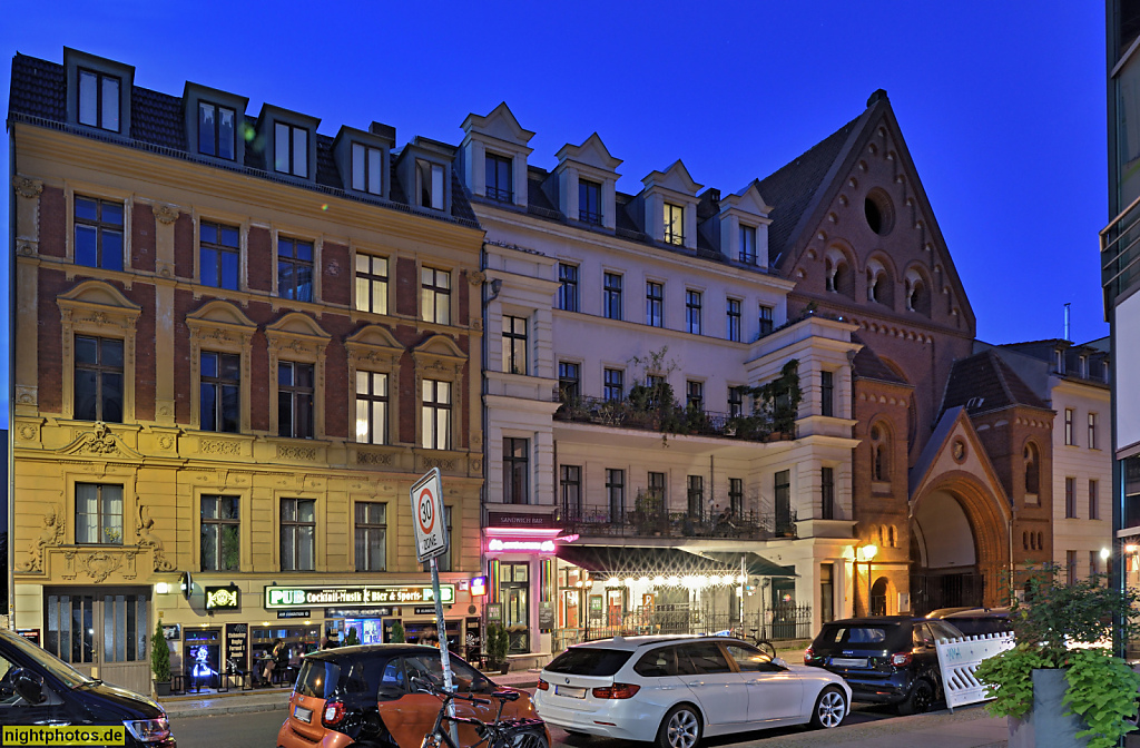 Berlin Mitte. Mietshaus erbaut 1880-1885 und St.-Johannes-Evangelist-Kirche erbaut 1898-1900 neoromanisch von Max Spitta. Auguststrasse 92, 91, 90