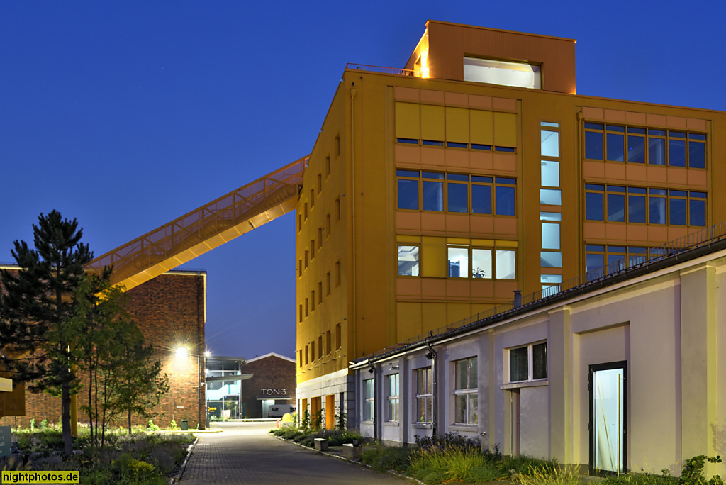 Berlin Tempelhof. Atelier Gardens. 'Haus 1'. Erbaut 1995. Umbau 2021 von Hirschmüller Schindele Architekten mit Freitreppe zur Dachterrasse