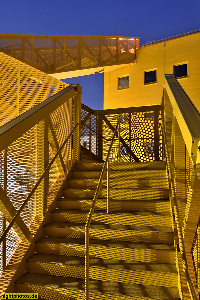 Berlin Tempelhof. Atelier Gardens. 'Haus 1'. Erbaut 1995. Umbau 2021 von Hirschmüller Schindele Architekten mit Freitreppe zur Dachterrasse
