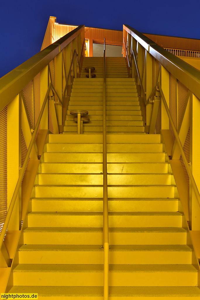 Berlin Tempelhof. Atelier Gardens. 'Haus 1'. Erbaut 1995. Umbau 2021 von Hirschmüller Schindele Architekten mit Freitreppe zur Dachterrasse