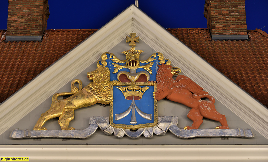 Stralsund. Altstadt. Commandantenhus erbaut 1748-1751 als Sitz des schwedischen Garnisonskommandanten. Wappen von Bildhauer Heinrich Zenichowski. Alter Markt 14. Saniert 200-2001