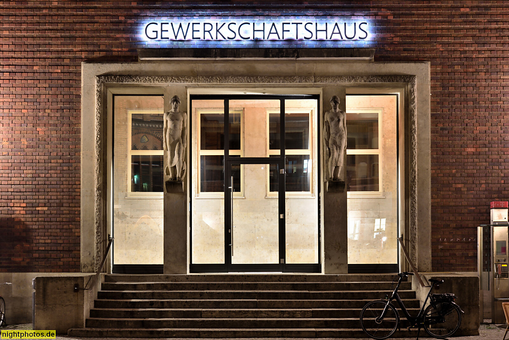 Stralsund. Altstadt. Gewerkschaftshaus. Erbaut 1930 von Adolf Thesmacher für die Provinzialbank Pommern. Alter Markt 4 Ecke Knieperstrasse