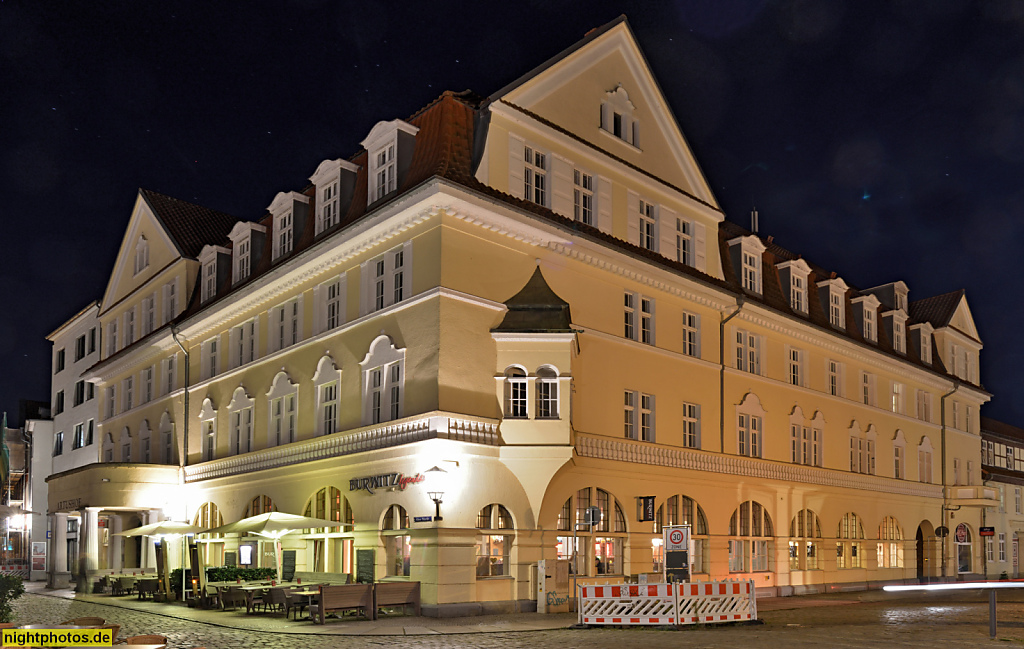 Stralsund. Altstadt. Artushof. Restaurant Burwitz Legendär. Erstbau 1316. Wiederaufbau 1702 als schwedische Stadtwache. Alter Markt 8 Ecke Mühlenstrasse 56