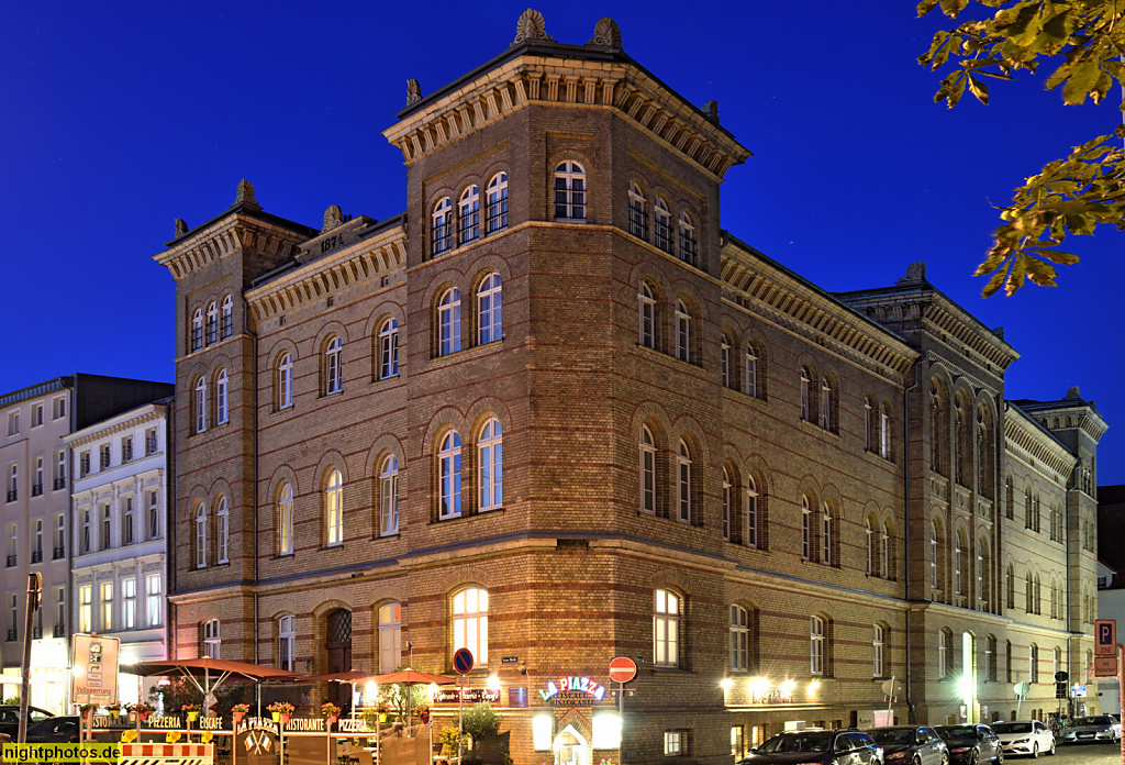 Stralsund. Altstadt. Wohn- und Geschäftshaus. Restaurant 'La Piazza'. Erbaut 1874 als Garnisonslazarett. Eckrisalit mit Turm. Mittelrisalit. Neuer Markt 16-17