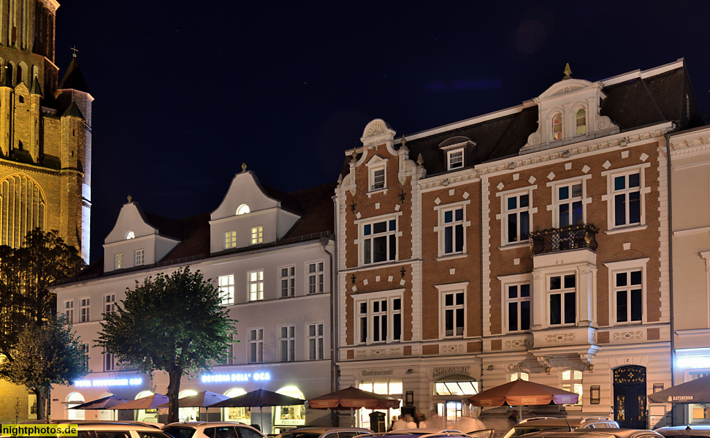 Stralsund. Altstadt. Neuer Markt. Hotel Schweriner Hof. Erbaut 19. Jhdt. Walmdach mit Zwerchhaus. Korbbogenfenster. Neuer Markt 1. Neuer Markt 2