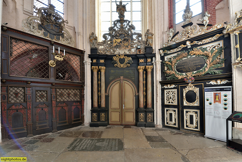 Stralsund. Altstadt. St.-Nikolai-Kirche erbaut 1270-1350. Familiengrabstellen als Kapellen. Rechts die Charisius-Kapelle mit letzter Beisetzung 1896 von Christian Ehrenfried Charisii