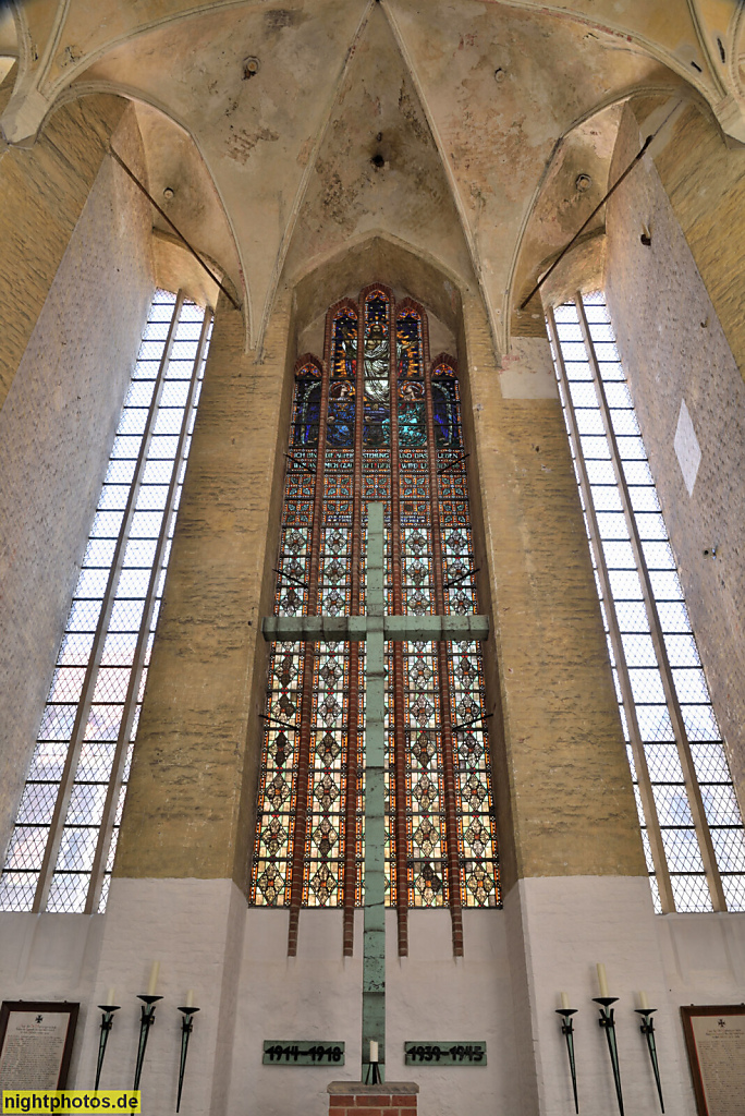 Stralsund. Altstadt. St. Marien erbaut im 14. Jhdt. in Spätgotik am Neuen Markt. Gedenkstätte für Kriegsopfer von Architekt Friedrich Wilhelm Schmidt erbaut 2001