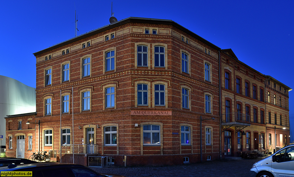 Stralsund. Hafen. Wasserschutzpolizei. Erbaut 1877 als Eckhaus mit Mezzaningeschoss. Backstein Ziegelfassade. Am Querkanal 6