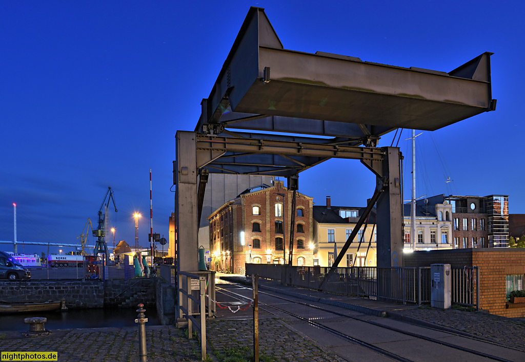 Stralsund. Hafen. Klappbrücke über den Querkanal. Erbaut 1930-1932. Saniert 1993-1994. Strassenbrücke und Eisenbahnbrücke (stillgelegt)