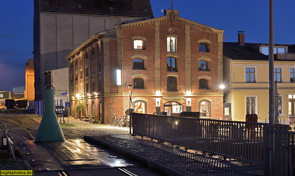 Stralsund. Hafen. Hotel Alter Hafenspeicher. Erbaut 1874 als Getreidespeicher für Carl August Beug. Backstein Ziegelfassade. Am Querkanal 3a. Hafenstrasse 13