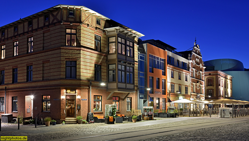 Stralsund. Hafen. Wohn- und Geschäftshaus mit Bar Brazil. Erbaut 1877 als Eckhaus mit Mezzaningeschoss und zweigeschossigem Holzerker. Backstein Ziegelfassade. Am Querkanal 4