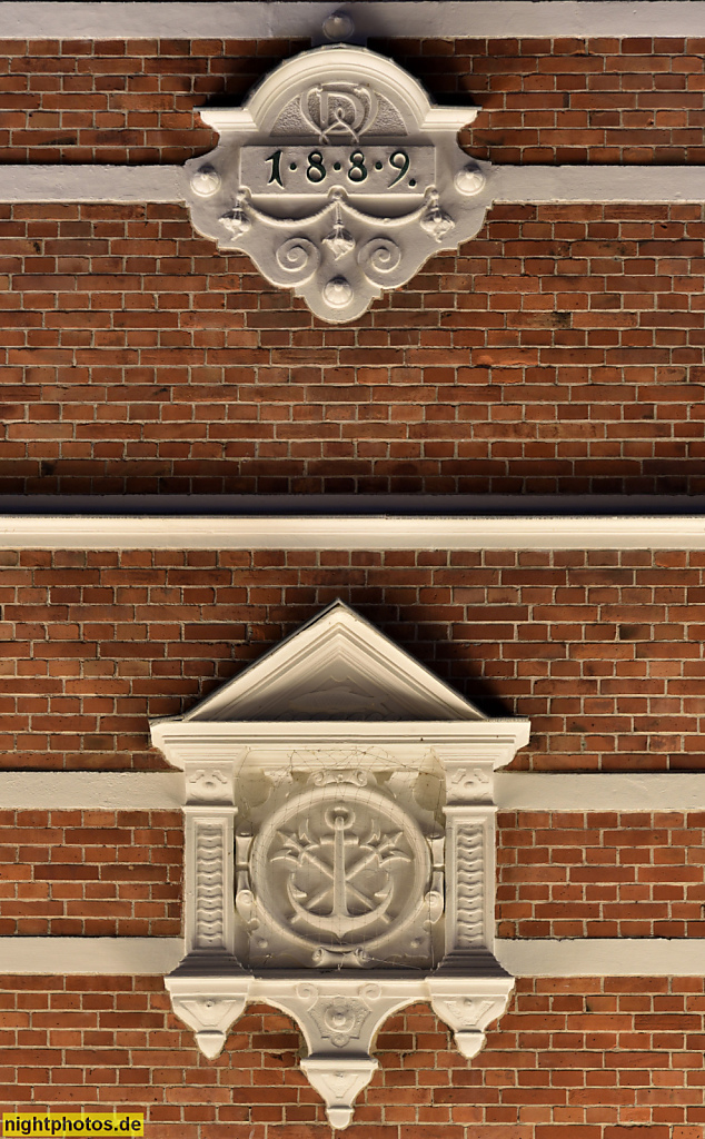 Stralsund. Hafen. Hansakai. Hiddenseer Hafenrestaurant. Erbaut 1889 im Stil der niederländischen Renaissance. Fassadenschmuck. Neue Badenstrasse 3