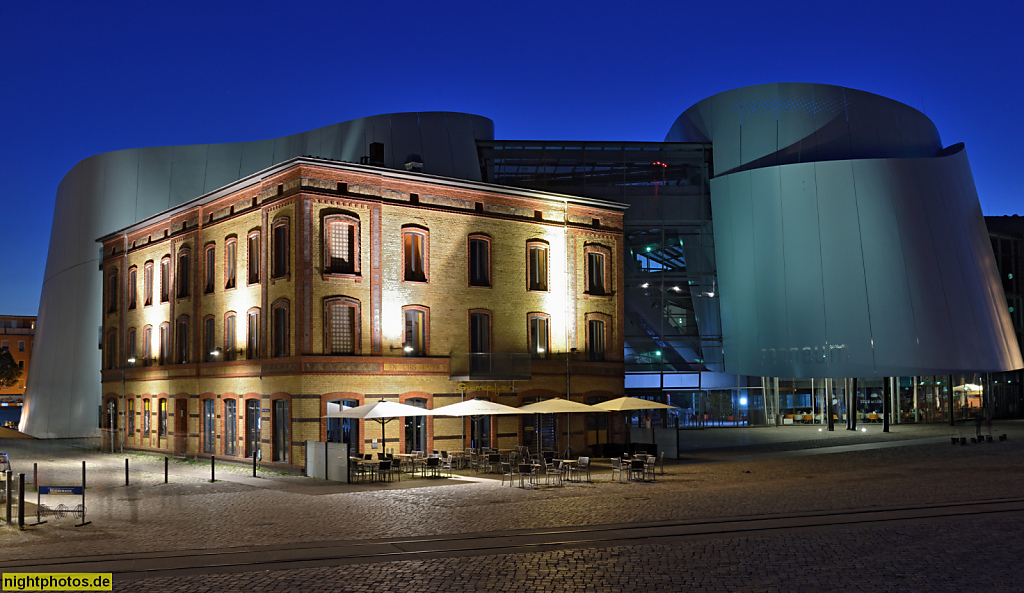 Stralsund. Hafen. Restaurant Gumpfer. Erbaut 1876 als Porzellanspeicher. Saniert 2005-2008 von GMW Architekten. Neue Badenstrasse 4. Ozeaneum erbaut 2008 von Elke Reichel und Peter Schlaier von Architekturbüro Behnisch und Partner