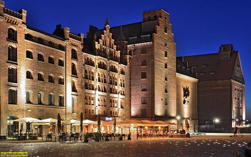 Stralsund. Hafen. Pausch Hansebar. Hafenstrasse 9. Erbaut 1888-1889 als Speicher II. Restaurant Speicher 8 Hafenstrasse 8. Erbaut 1905 als Speicher I. Saniert 2007-2010