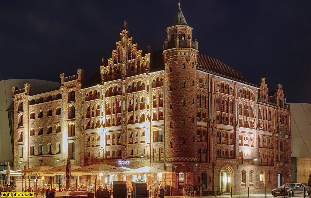 Stralsund. Hafen. Pausch Hansebar. Hafenstrasse 9. Erbaut 1888-1889 als Speicher II. Restaurant Speicher 8 Hafenstrasse 8. Erbaut 1905 als Speicher I. Saniert 2007-2010