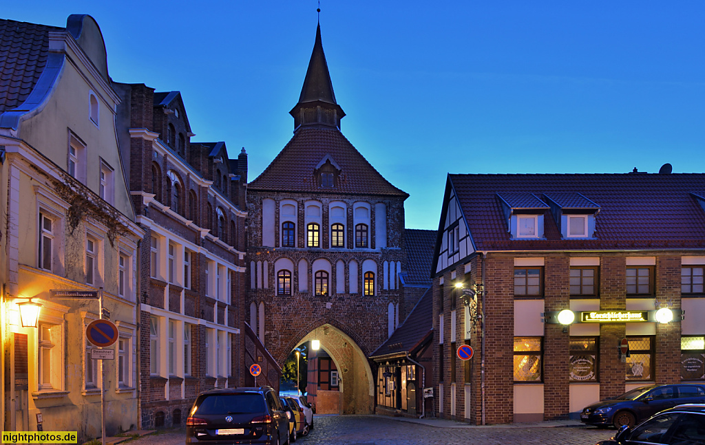 Stralsund. Kütertor Stadtseite mit Torschliesserhaus (rechts). Erbaut 1287 als Stadttor. Neubau 1446. Backsteinbau. Dachlaterne mit Dachhelm. Heilgeiststrasse