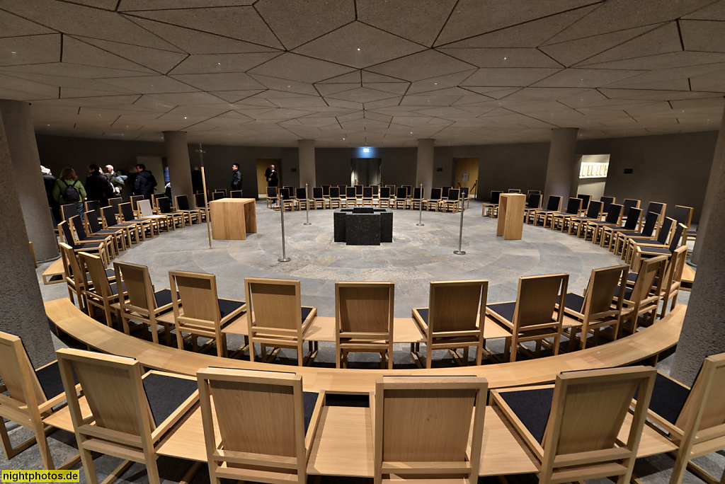 Berlin Mitte St. Hedwig-Kathedrale. Erbaut 1747-1773 von Johann Boumann nach Plänen von Georg Wenzeslaus von Knobelsdorff und Jean-Laurent Legeay. Umbau 2020-2024 von Sichau und Walther. Bauherr Erzbischof Dr. Heiner Koch. Krypta mit Taufbecken