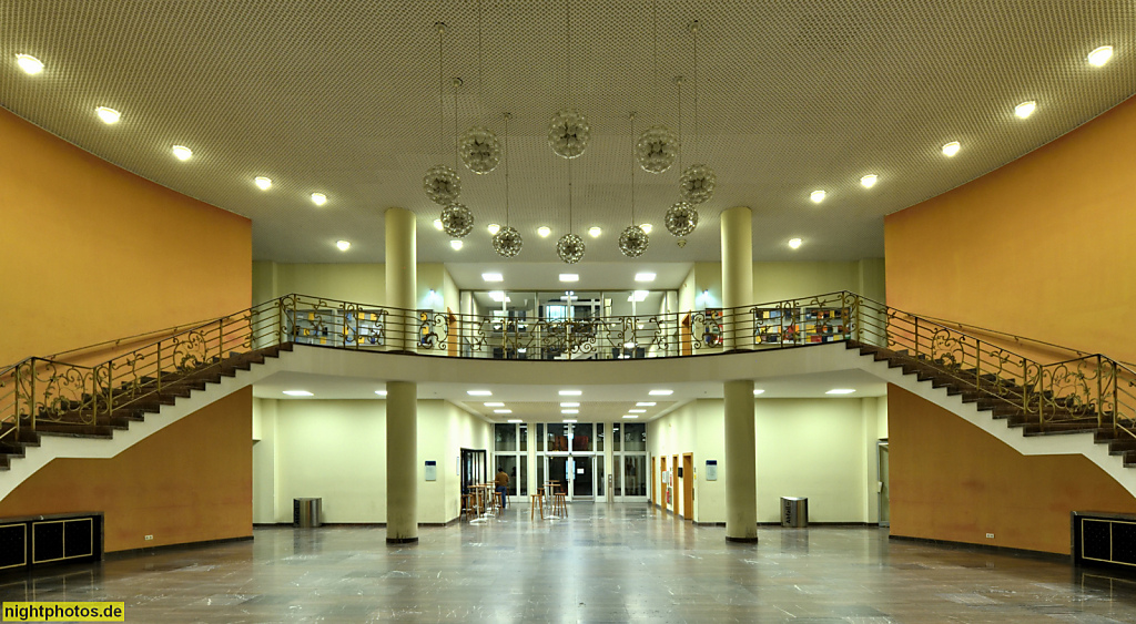 Berlin Mitte. Alte Bibliothek. Erbaut 1775-1780 von Georg Christian Unger in Barock. Bebelplatz. Wiederaufbau 1963-1969 von Werner Kötteritzsch. Foyer in Nachkriegsmoderne. Schmiedeeisernes Rokokogeländer von Achim Kühn
