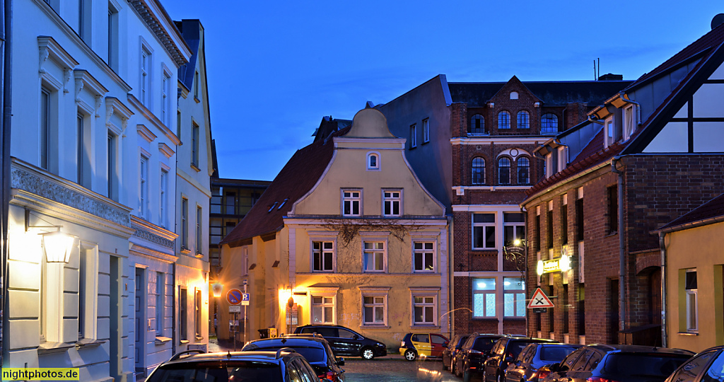 Stralsund. Ehemaliges Stadtgefängnis. Stadt-Custodie. Putzbau in heutiger Form aus dem 18 Jahrhundert. Mit Schweifgiebel und Mauerpfeilern. Bielkenhagen 7
