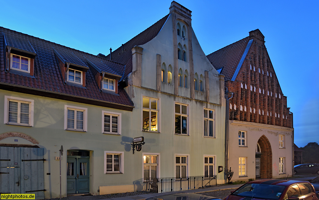 Stralsund. Mittelalterliche Giebelhäuser mit Pfeilergiebel. Umbau um 1700. Mühlenstrasse 22-21. Mühlenstrasse 21 (rechts) restauriert 1965-1967