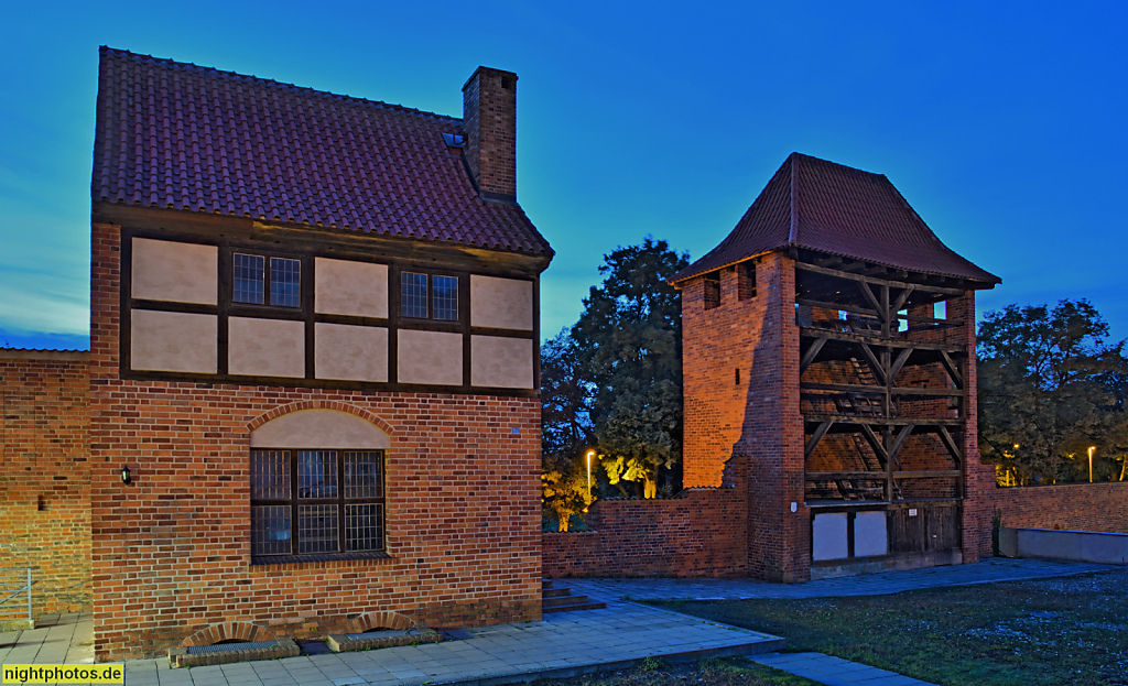 Stralsund. Stadtbefestigung mit 'Alter Wache' neben dem ehemaligen Hospitaler Tor von 1278. Zwischen Mühlenstrasse 14 und Knieperwall