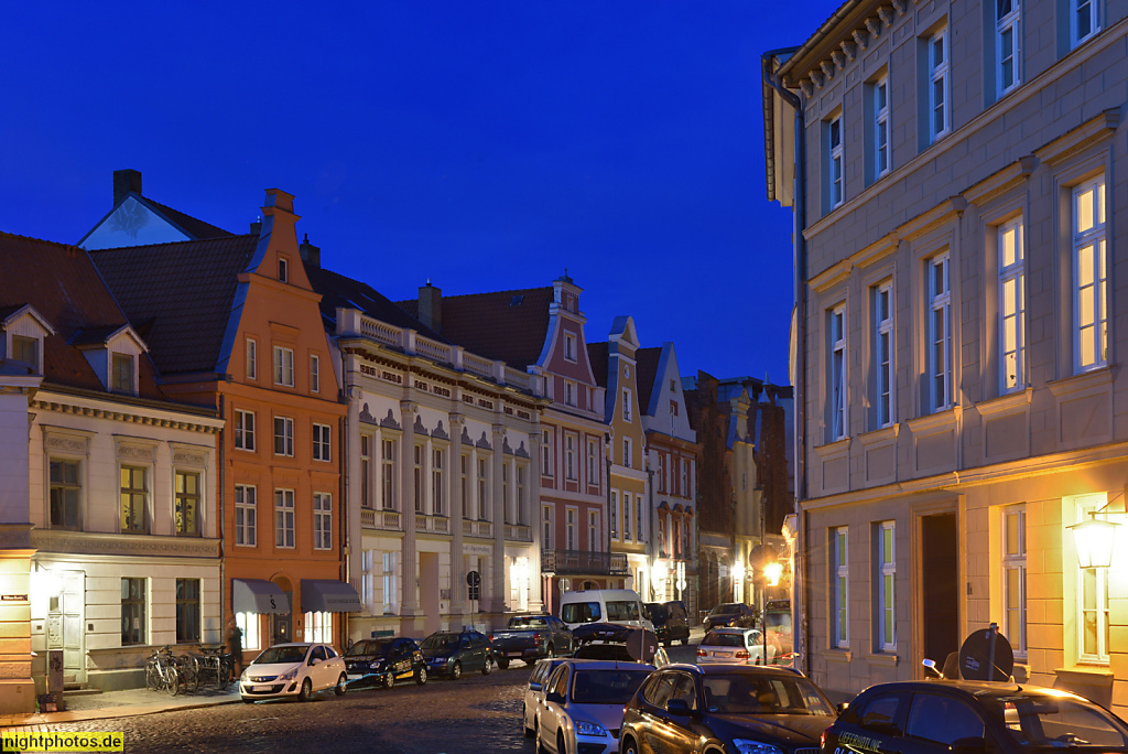 Stralsund. Giebelhäuser in der Mühlenstrasse 9-6 aus dem 18. Jhdt. Musikschule Mühlenstrasse 7 mit Halbsäulen in Kolossalordnung