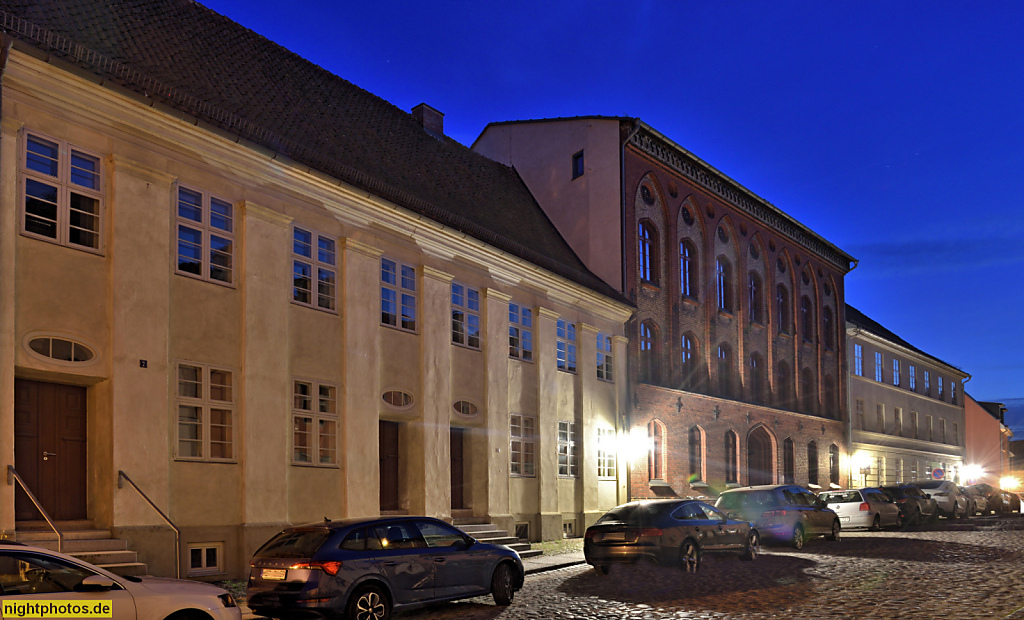 Stralsund. Ehemaliger Klosterkomplex St. Annen und Brigitten. Schillstrasse 6-7. Nr.6 erbaut 1863 Ernst von Haselberg. Schillstrasse 5 (links) erbaut 1824 aufgestockt 1863
