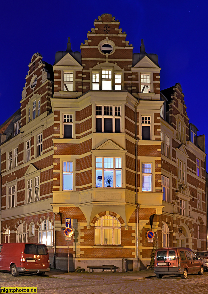 Stralsund. Wohn- und Geschäftshaus erbaut 1903 in Neorenaissance teilverputzt mit Erker Zwerchhäusern Fenstergiebeln und Gurtgesims. Knieperstrasse 15 Ecke Schillstrasse