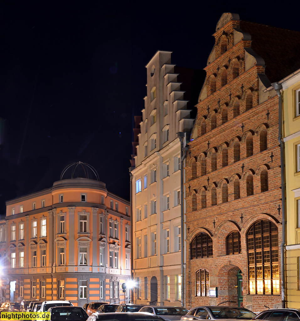 Stralsund. Baptisten Gemeindehaus. Giebelhaus aus Backstein erbaut 1602. Korbbogenportal mit Renaissancegiebel. Fährstrasse 11. Putzbau erbaut 17. Jhdt in Rokoko als Speicher