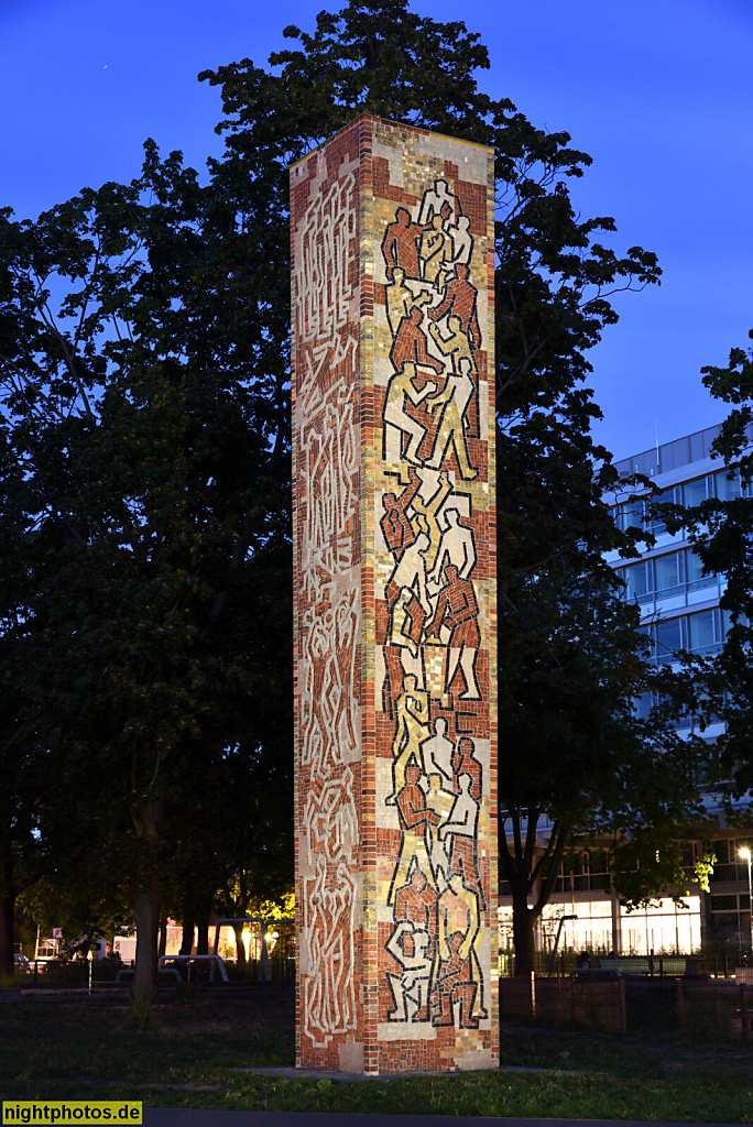 Berlin Mitte Wedding. Trümmerschutt-Stele erschaffen 1954 von Bildhauer Gerhardt Schultze-Seehof. Max-Josef-Metzger-Platz