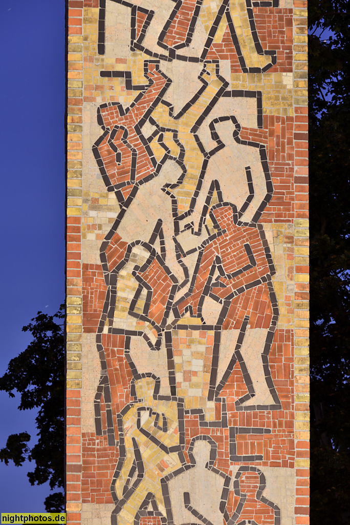 Berlin Mitte Wedding. Trümmerschutt-Stele erschaffen 1954 von Bildhauer Gerhardt Schultze-Seehof. Max-Josef-Metzger-Platz