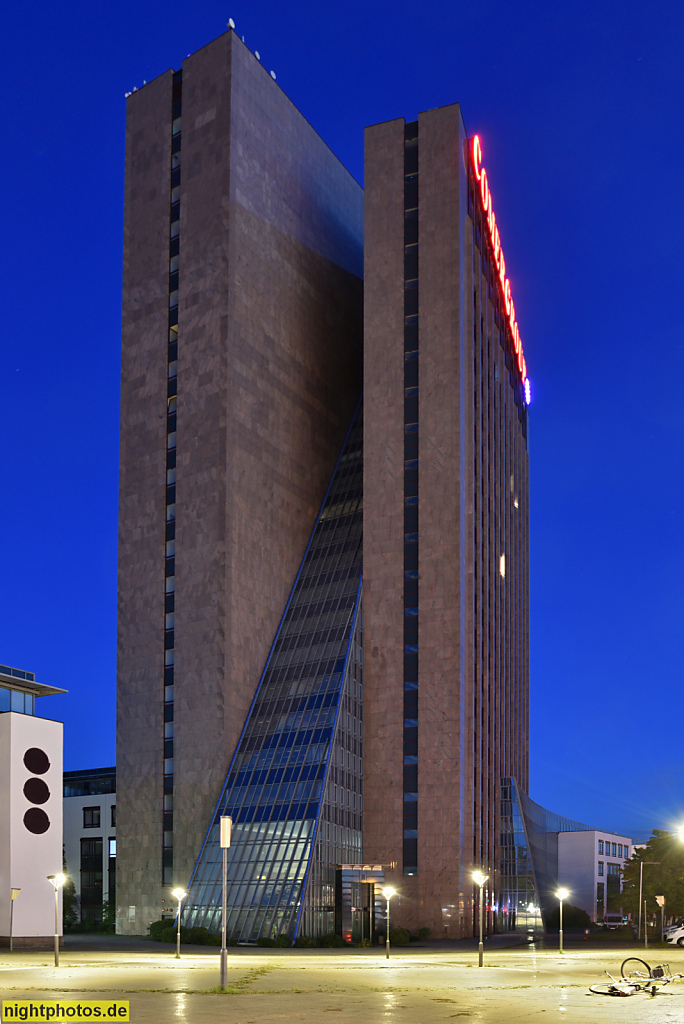 Berlin Marzahn. Bürohochhaus 'Die Pyramide' der Comer Group. Erbaut 1994-1995 für Fundus-Gruppe. Verkauft 2006