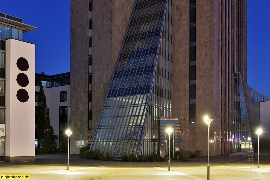 Berlin Marzahn. Bürohochhaus 'Die Pyramide' der Comer Group. Erbaut 1994-1995 für Fundus-Gruppe. Verkauft 2006