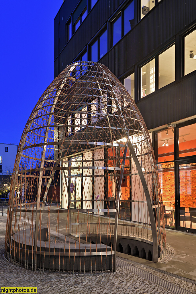 Berlin Neukölln. EarthNest. Als Dekoloniales Denkzeichen erschaffen 2024 von Künstlerkollektiv The Lockward Collective. Vor Eingang zum Global Village. Am Sudhaus 2