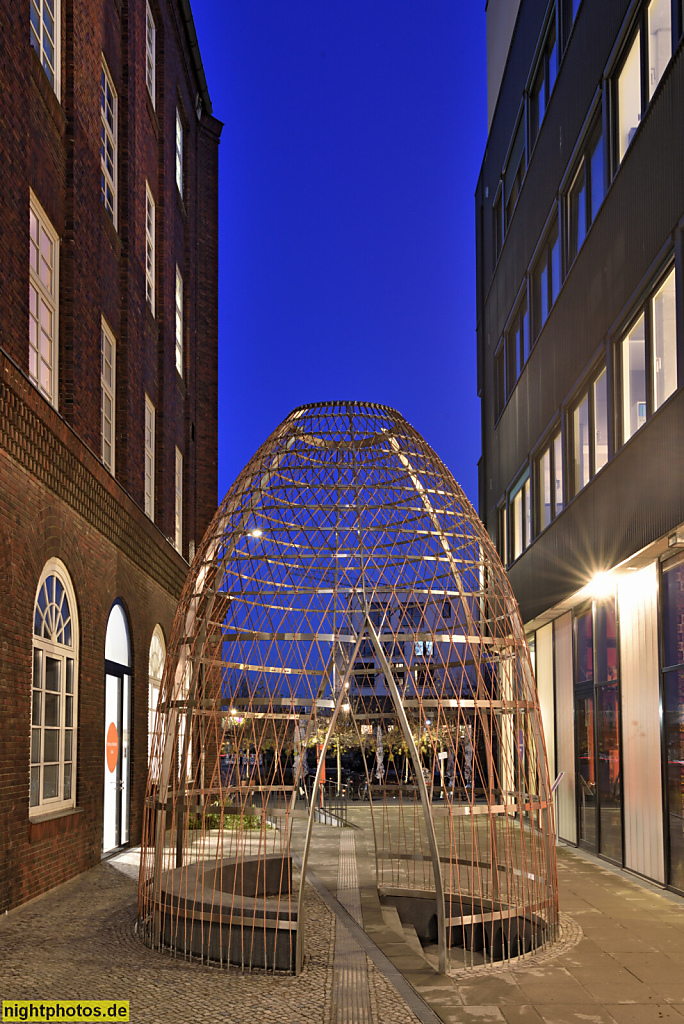 Berlin Neukölln. EarthNest. Als Dekoloniales Denkzeichen erschaffen 2024 von Künstlerkollektiv The Lockward Collective. Vor Eingang zum Global Village. Am Sudhaus 2