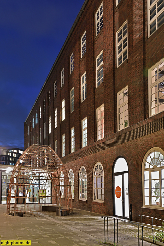 Berlin Neukölln. EarthNest. Als Dekoloniales Denkzeichen erschaffen 2024 von Künstlerkollektiv The Lockward Collective. Vor Eingang zum Global Village. Am Sudhaus 2