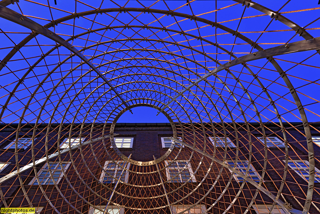 Berlin Neukölln. EarthNest. Als Dekoloniales Denkzeichen erschaffen 2024 von Künstlerkollektiv The Lockward Collective. Vor Eingang zum Global Village. Am Sudhaus 2