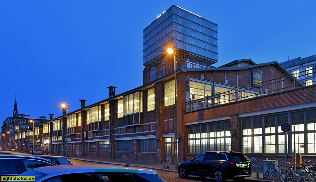 Berlin Friedrichshain. Wagenreparaturhallen neben U-Bahnhof Warschauer Strasse. Erbaut 1907 von Alfred Grenander. Dahinter Narva-Turm