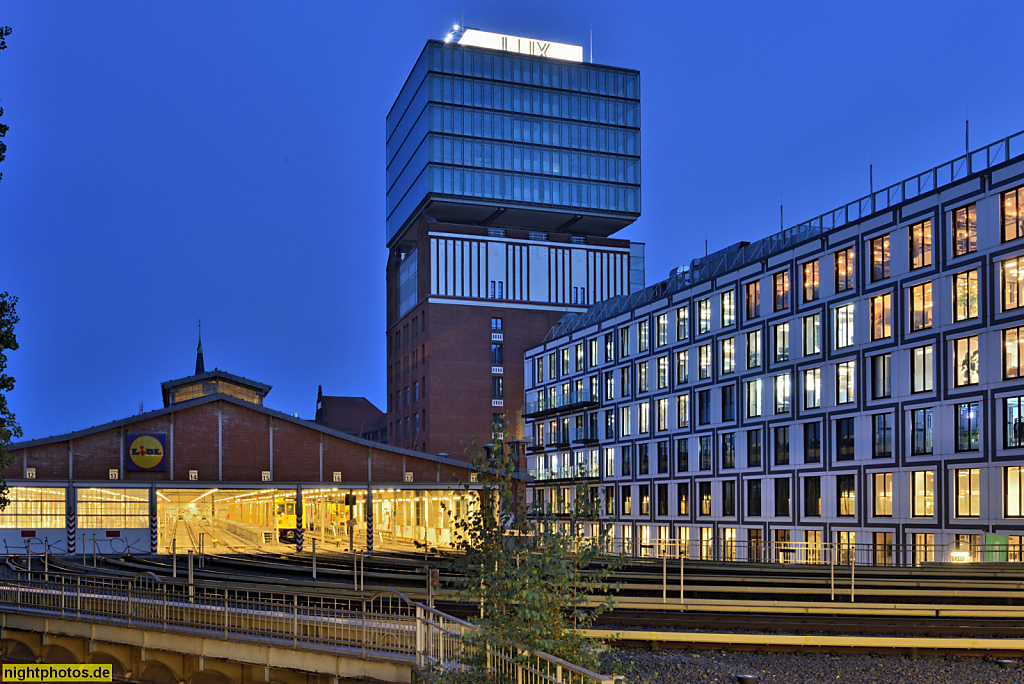 Berlin Friedrichshain. Wagenreparaturhallen neben U-Bahnhof Warschauer Strasse. Erbaut 1907 von Alfred Grenander. Dahinter Narva-Turm