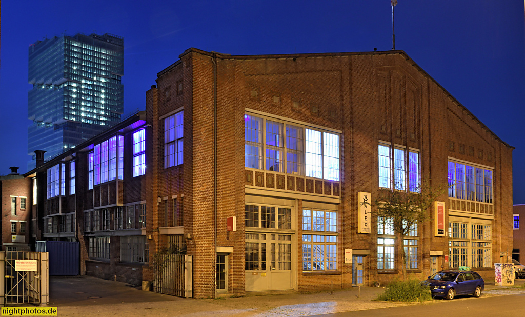 Berlin Friedrichshain. Alex TV Radio Online. MABB. Erbaut 1907 von Alfred Grenander als Wagenreparaturhallen der Hochbahn. Ehrenbergstrasse 16. Hinten EDGE East Side Tower erbaut 2019-2023 von BIG Bjarke Ingels Group