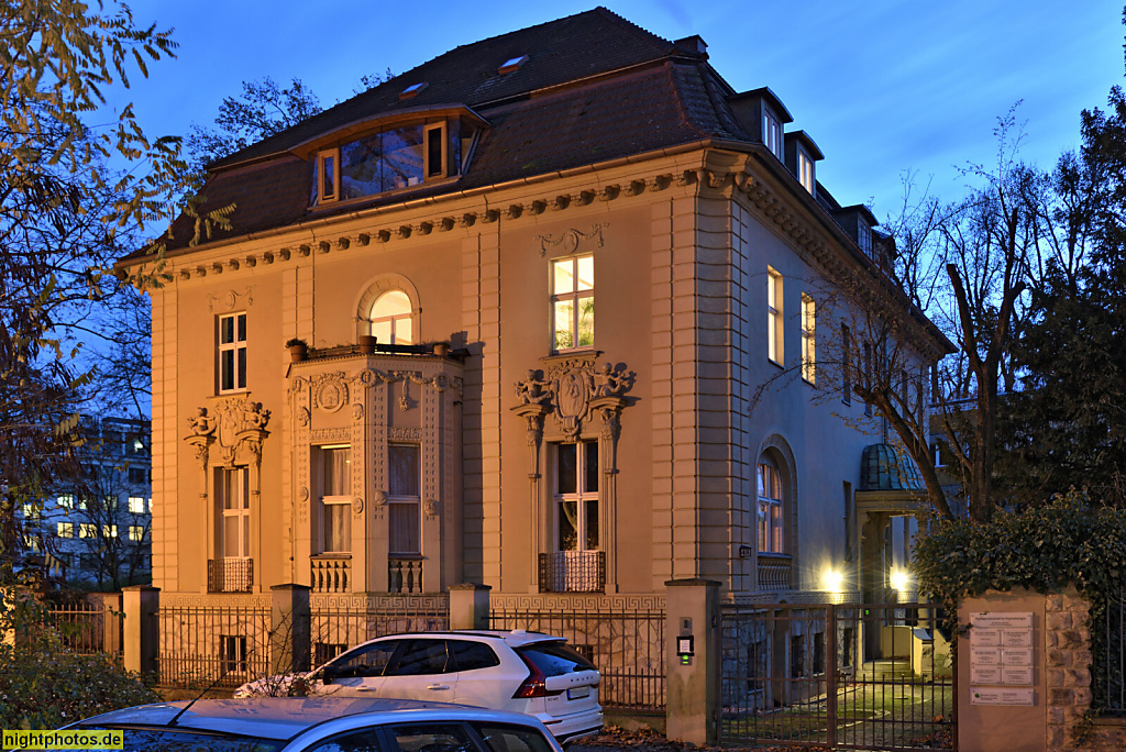 Berlin Treptow. Villa. Ärztehaus. Erbaut 1905 von Friedrich Blume und Wilhelm Peters. Stuckfassade mit Jugendstilelementen und Portal Vordach. Puschkinallee 48