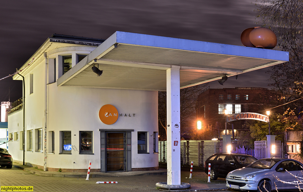 Berlin Kreuzberg. Ehemals Cafe Anhalt. Erbaut 1928-1929 als Tankstelle von Paul Schröder und Max Pohl. Hinten Restaurant Freischwimmer. Vor dem Schlesischen Tor 2