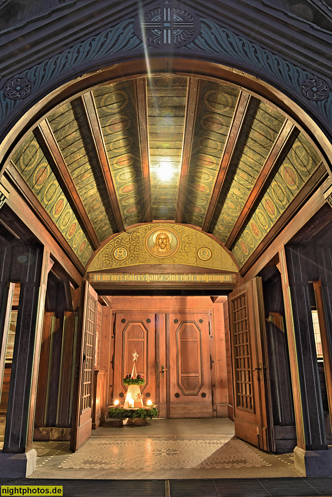 Stahnsdorf. Friedhofskapelle erbaut 1908-1911 von Baurat Gustav Werner auf dem Südwestkirchhof. Portal. Holzbau orientiert an norwegischen Stabkirchen. Bahnhofstrasse 2