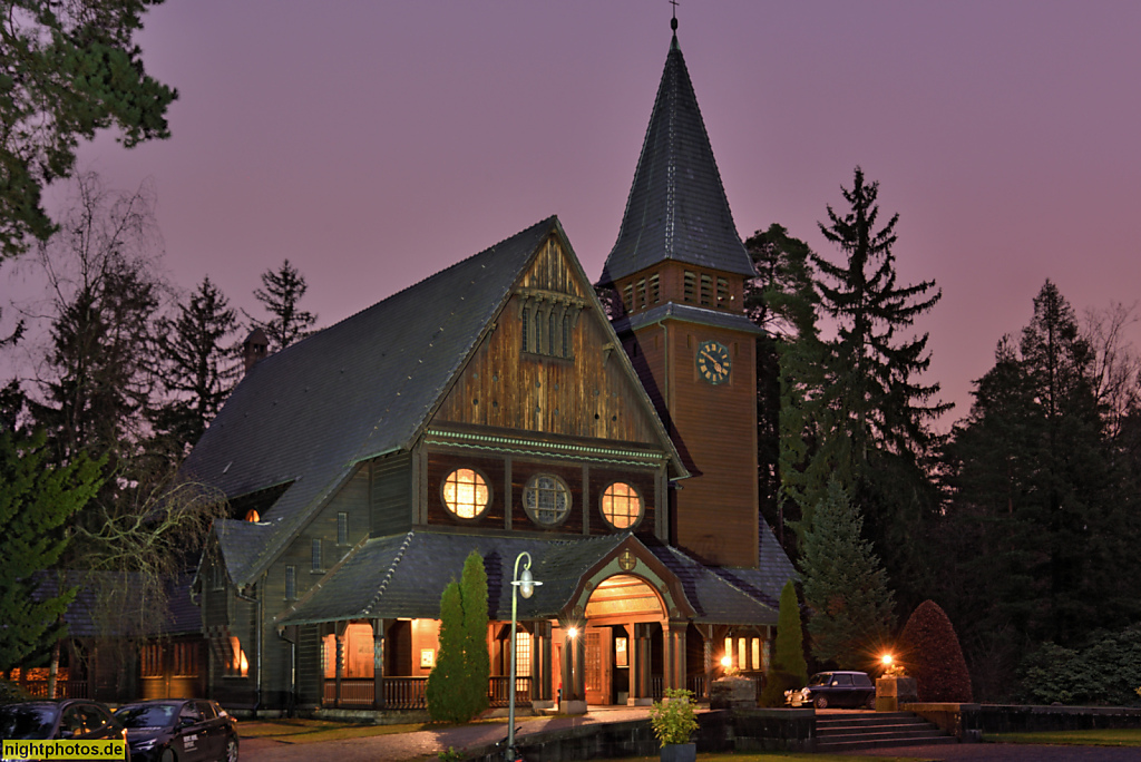 Stahnsdorf. Friedhofskapelle erbaut 1908-1911 von Baurat Gustav Werner auf dem Südwestkirchhof. Portal. Holzbau orientiert an norwegischen Stabkirchen. Bahnhofstrasse 2