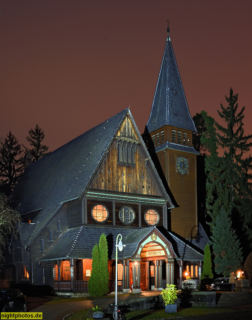 Stahnsdorf. Friedhofskapelle erbaut 1908-1911 von Baurat Gustav Werner auf dem Südwestkirchhof. Portal. Holzbau orientiert an norwegischen Stabkirchen. Bahnhofstrasse 2