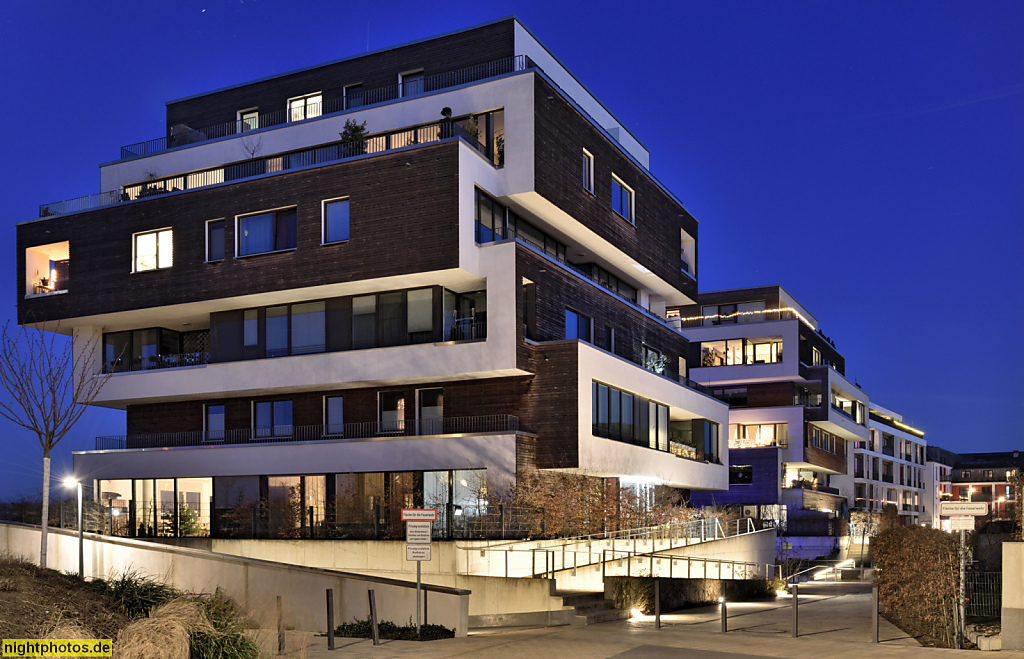 Berlin Grünau. Wohnhaus erbaut 2015-2018 als Torhaus 2 im Quartier 52° Nord von Pätzold Architekten für Buwog Bauträger GmbH. Holzstapelhaus. Preisträger Iconic Awards 2020. Relingstrasse 48