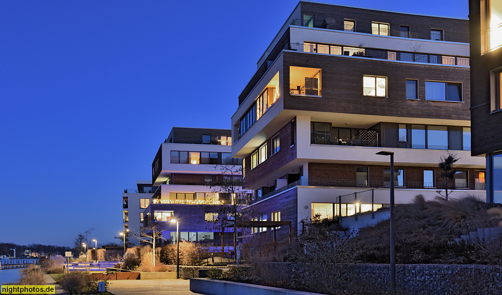 Berlin Grünau. Wohnhaus erbaut 2015-2018 als Torhaus 1 und Torhaus 2 im Quartier 52° Nord von Pätzold Architekten für Buwog Bauträger GmbH. Preisträger Iconic Awards 2020. Holzstapelhaus. Teichmummelring 55 und Relingstrasse 48