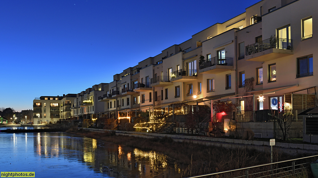 Berlin Grünau. Reihenhäuser Nordseite am Seefeld erbaut 2017-2019 von kba Architekten und Ingenieure. Relingstrasse