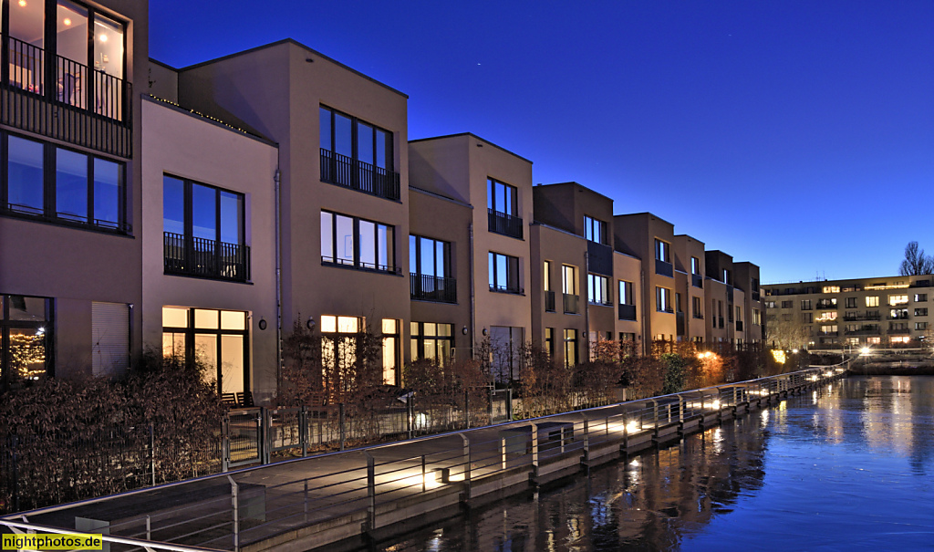 Berlin Grünau. Reihenhäuser Südseite am Seefeld erbaut 2017-2019 von kba Architekten und Ingenieure. Teichmummelring